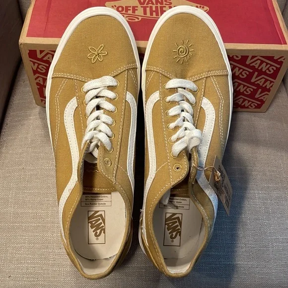 Vans Old Skool Shoes - Picture 2 of 6